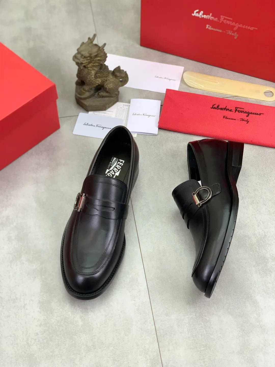 Men's Men's Shoes 💰P562💰[New Style] Water-dyed Niuli 🆘[Salvatore Ferragamo] Ferragamo's latest casual business leather shoes for men! Listed simultaneously! The fabric is made of specially imported original pebbled calfskin, and the lining is made of imported water-dyed cowhide. It is absolutely luxurious and leads the fashion trend. Matching code: 38-44 (45 and 46 can be customized) Black, brown and burgundy colors available